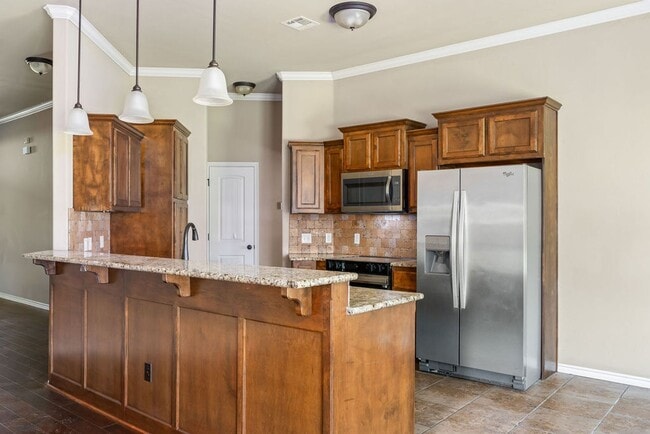 Building Photo - Charming home in Montague + 3 bedrooms + 3 car garage