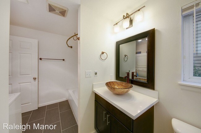 Building Photo - 1 br, 1 bath Apartment - 12000 15th Ave NE
