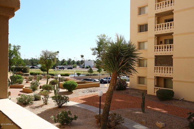 Foto del edificio - 7940 E Camelback Rd