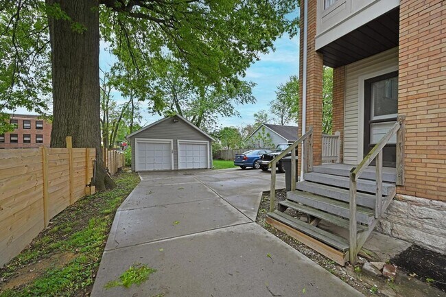 Building Photo - 2127 Slane