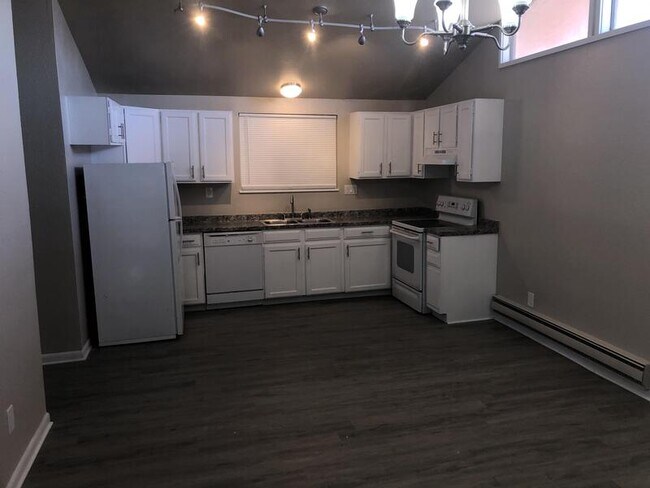 Building Photo - 628 E Clarion Dr