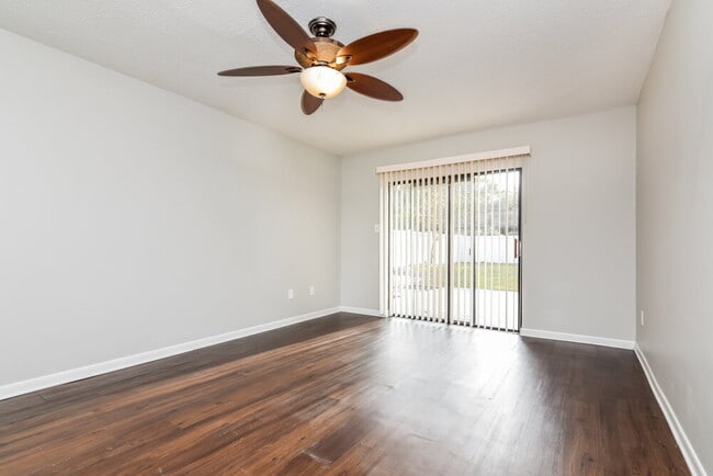 Foto del edificio - 3819 Cloverhill Ct