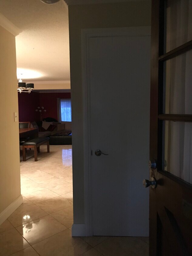 Foto principal - 1919 Sherry Ln
