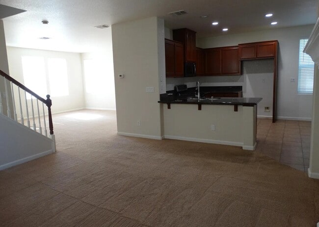 Building Photo - 671 Wapello Cir