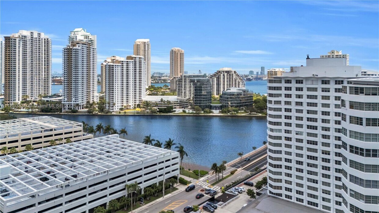 Primary Photo - 950 Brickell Bay Dr