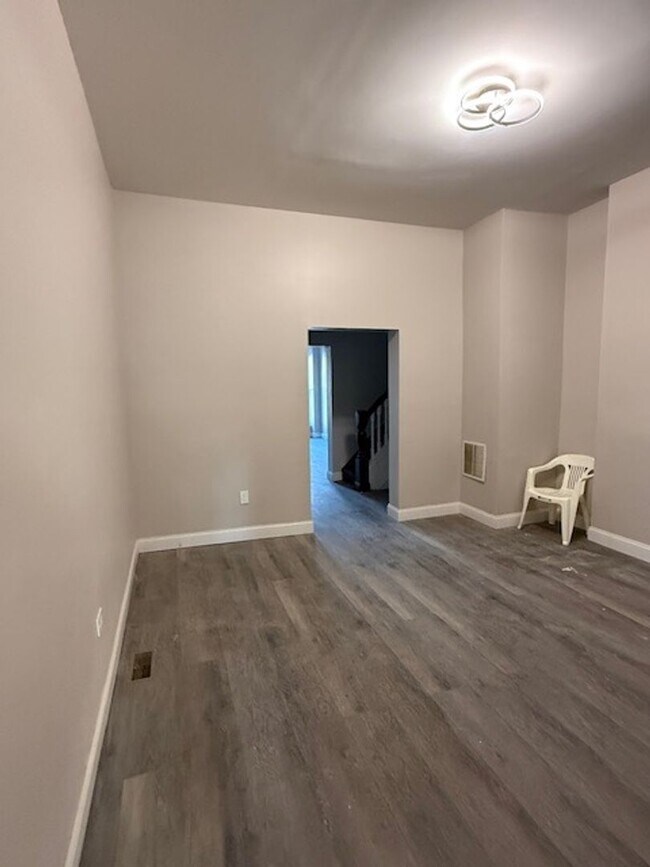 Foto del edificio - Beautifully Renovated!  Large, Spacious Rooms! W/D Hook-Up! Available Now!