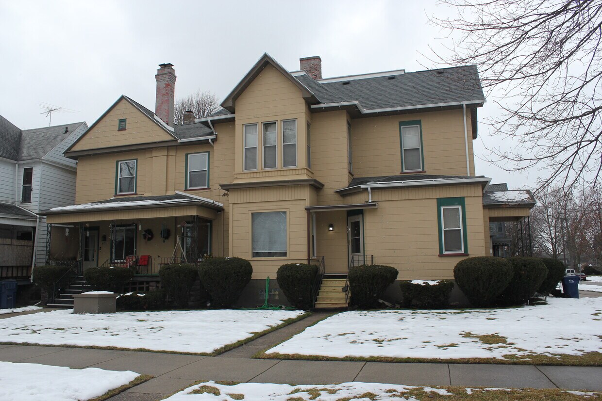 Foto principal - 819 N Sherman St