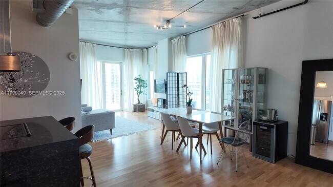 Foto del edificio - 10 SW South River Dr