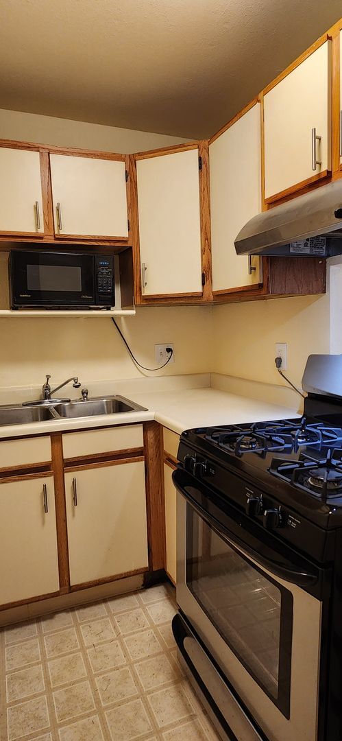 Building Photo - 2 bedroom 2 bath townhome close by Richmon...