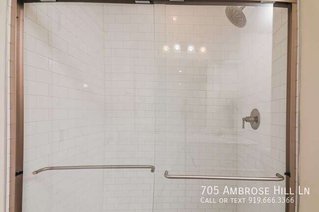 Foto del edificio - 705 Ambrose Hl Ln