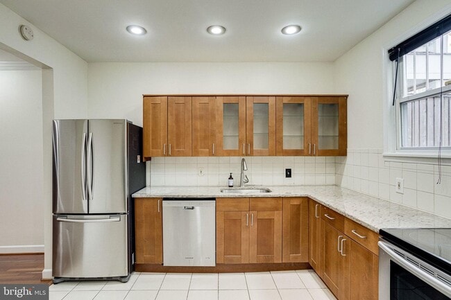 Kitchen - 595 Columbia Rd NW