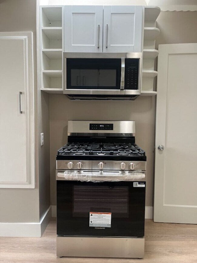Building Photo - Classic Two Bedroom One Bathroom San Franc...