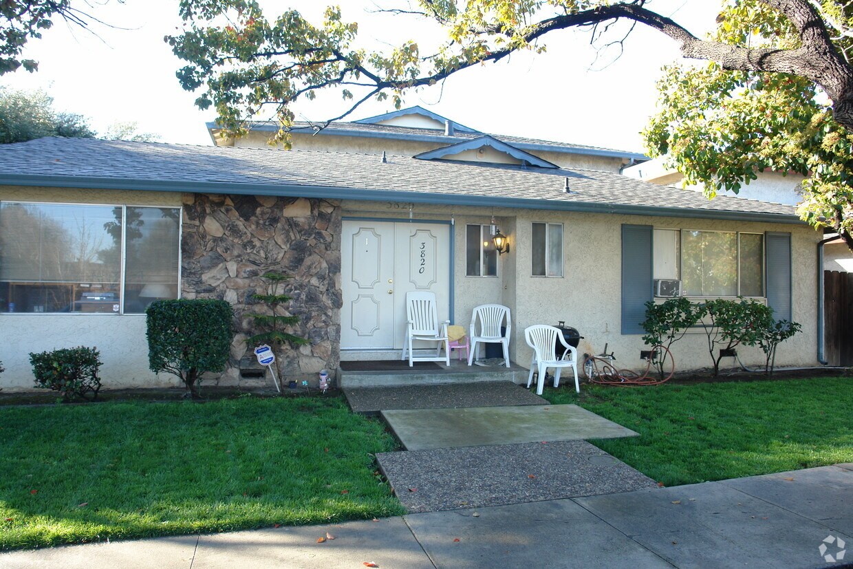 Building Photo - 3820 Moorpark