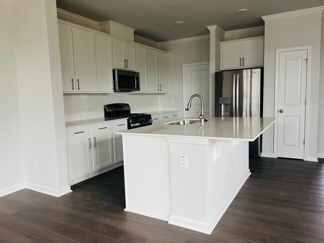 Building Photo - Modern Townhome | 3 Bed/2.5 Bath | End Unit