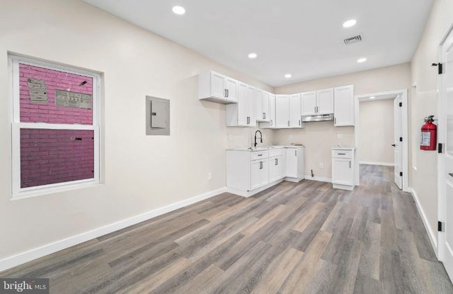 Building Photo - 335 Spring St