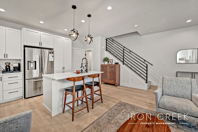Foto del edificio - Contemporary Townhome Minutes from Downtown