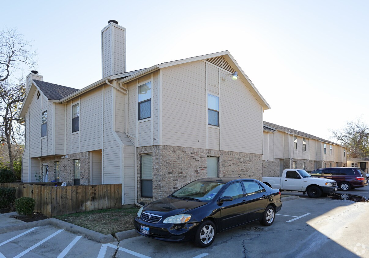 Sycamore Square Apartments in Denton, TX