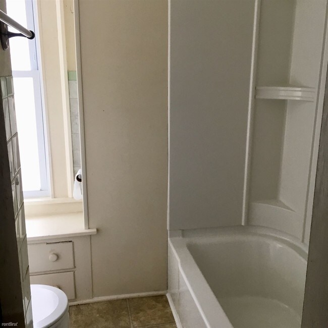 Building Photo - 3 br, 1 bath  - 206 Maple St