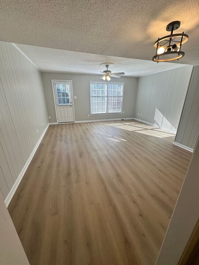 Foto del edificio - Beautiful 2 Bedroom 1.5 Bath Townhome!
