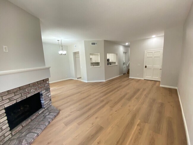 Foto del edificio - Completely Remodeled 2 Bedroom, 2 Bathroom...