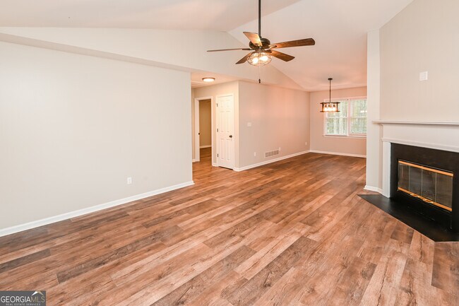 Foto del edificio - 377 Wesley Mill Pl
