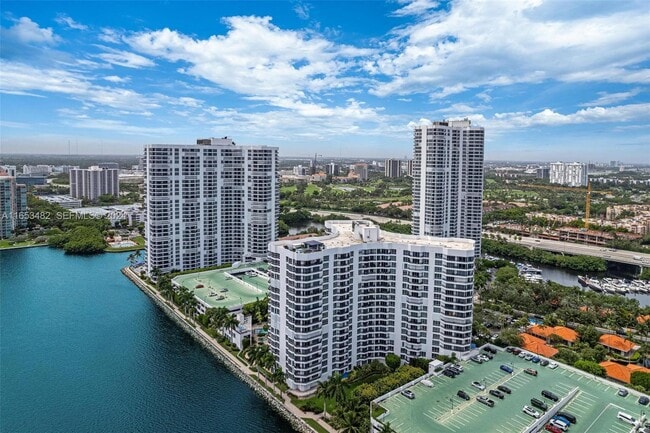 Building Photo - 3600 Mystic Pointe Dr