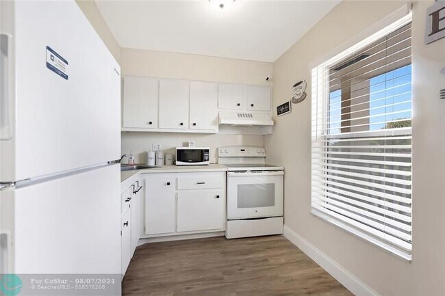 Building Photo - 6091 NW 61st Ave