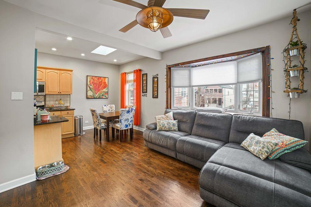 Primary Photo - 2141 N Point St