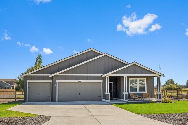 Building Photo - 4 Bedroom Home with Spacious Fully Fenced ...