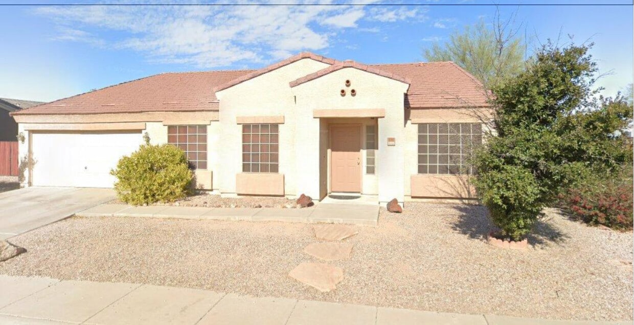 Beautiful and spacious vaulted ceilings built in entertainment center. Must see. - 608 W Rattlesnake Pl