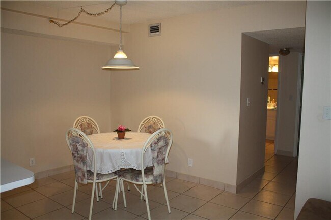 Foto del edificio - 2705 S Oakland Forest Dr