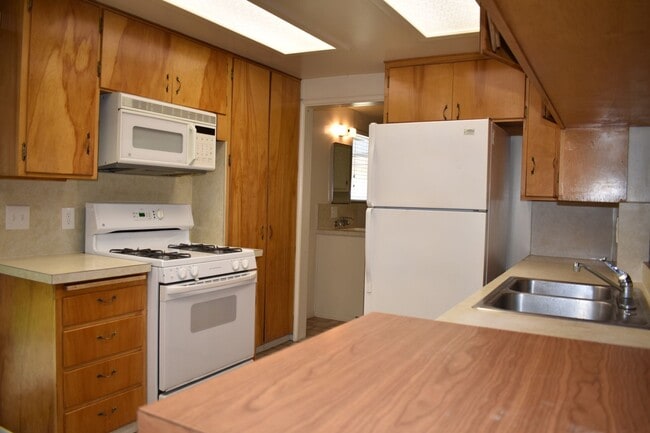 Building Photo - 3794 Circle Dr