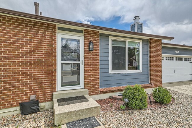 Building Photo - Remodeled 4 Bedroom 2 Bath House In Louisville!