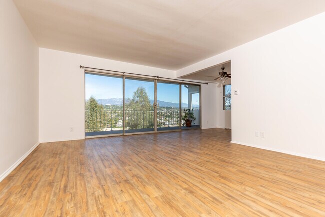 n.º 14 - Sala de estar con ventanas grandes & balcón - 2849 Waverly Dr
