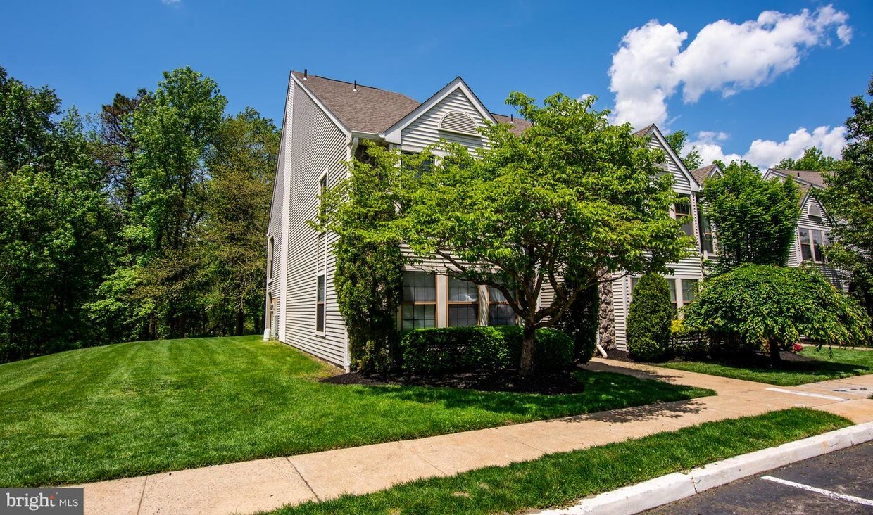 42 Bridgewater Dr, Evesham Township, NJ 08053 Room for Rent in