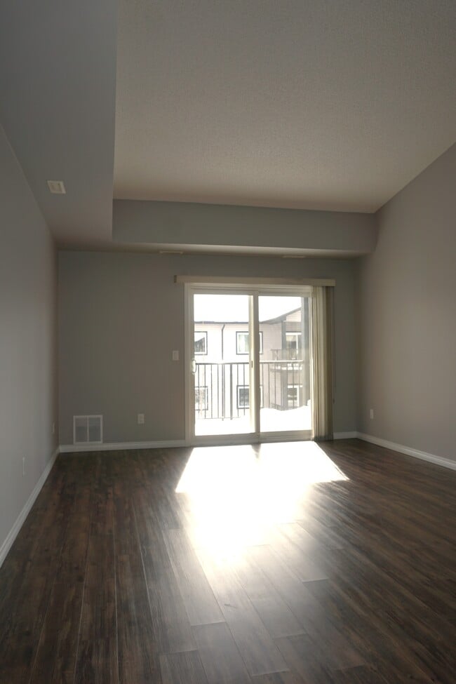 Building Photo - Carriage Homes