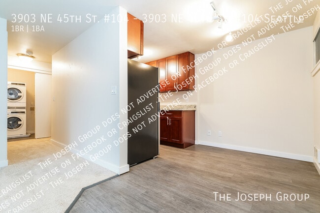 Building Photo - 3903 NE 45th St