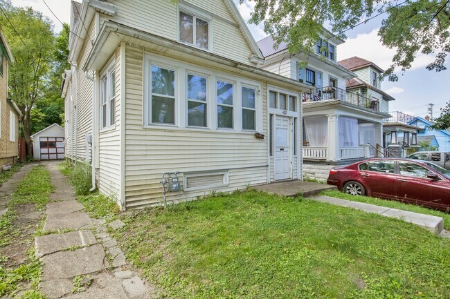 Foto del edificio - 102 Briscoe Ave