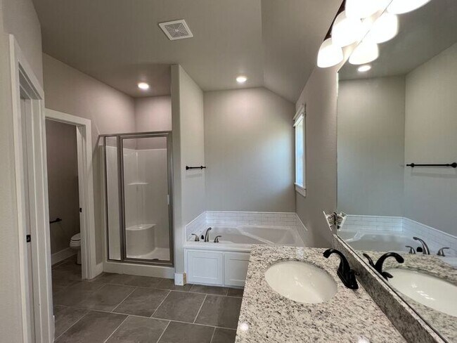 Foto del edificio - Single Family Home - Open-Concept Hickoryw...