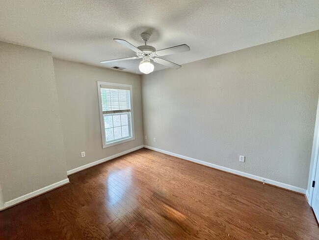 Building Photo - 3-Bedroom Townhouse in Virginia Beach