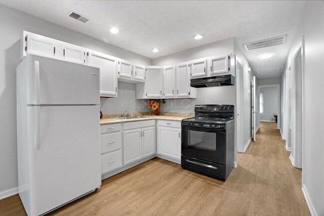 Photo - 645 Dr W. J. Hodge St House