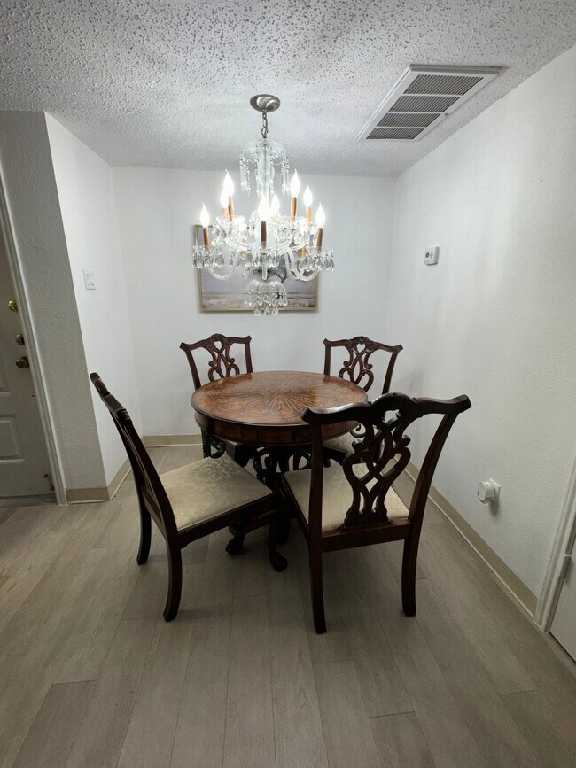 Foto del edificio - 2826 S Bartell Dr