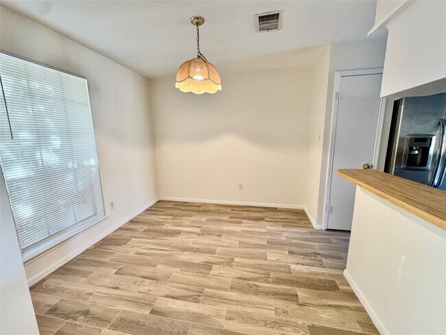 Foto del edificio - 22306 Waynoka Rd