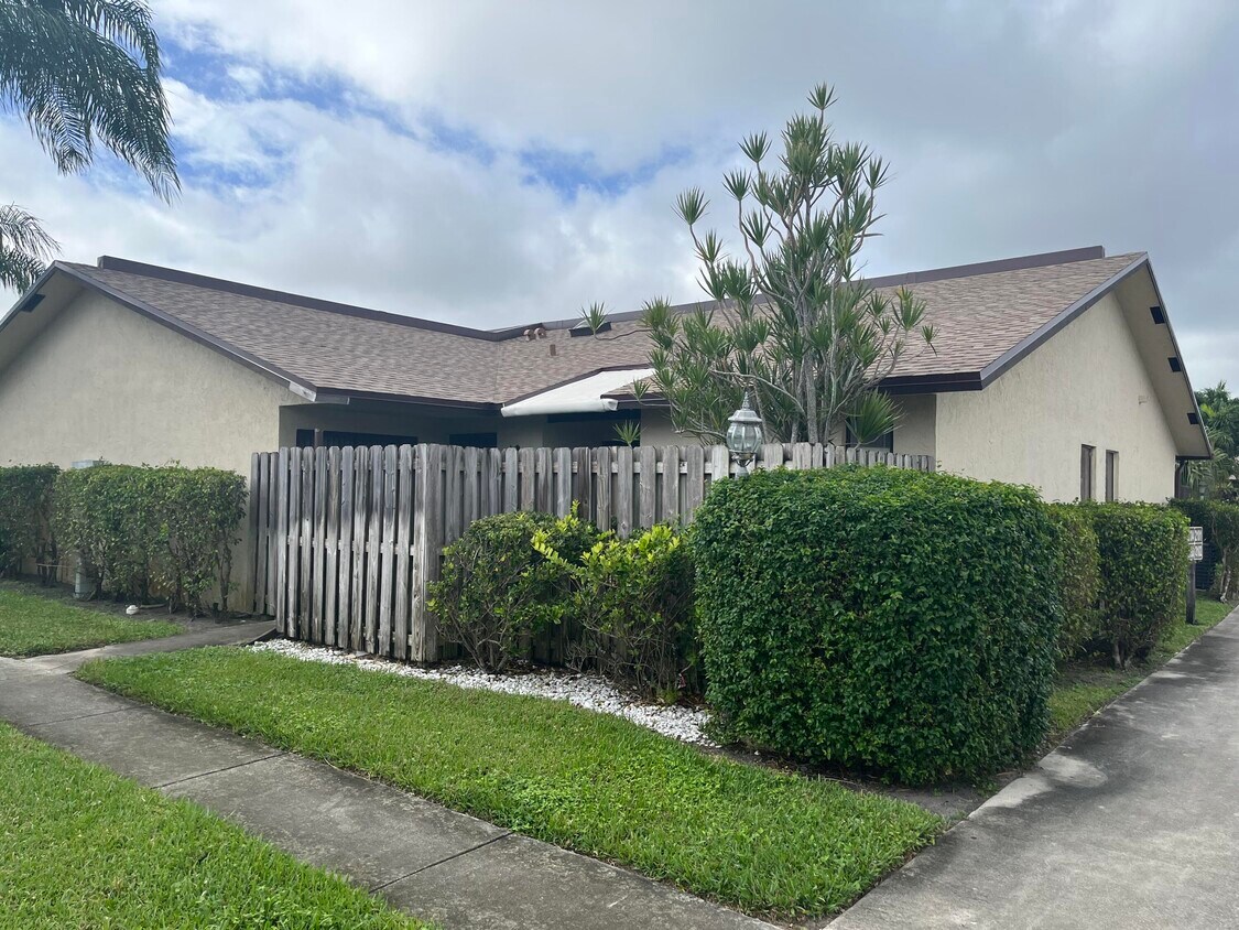 Primary Photo - 2103 Waterview Cir