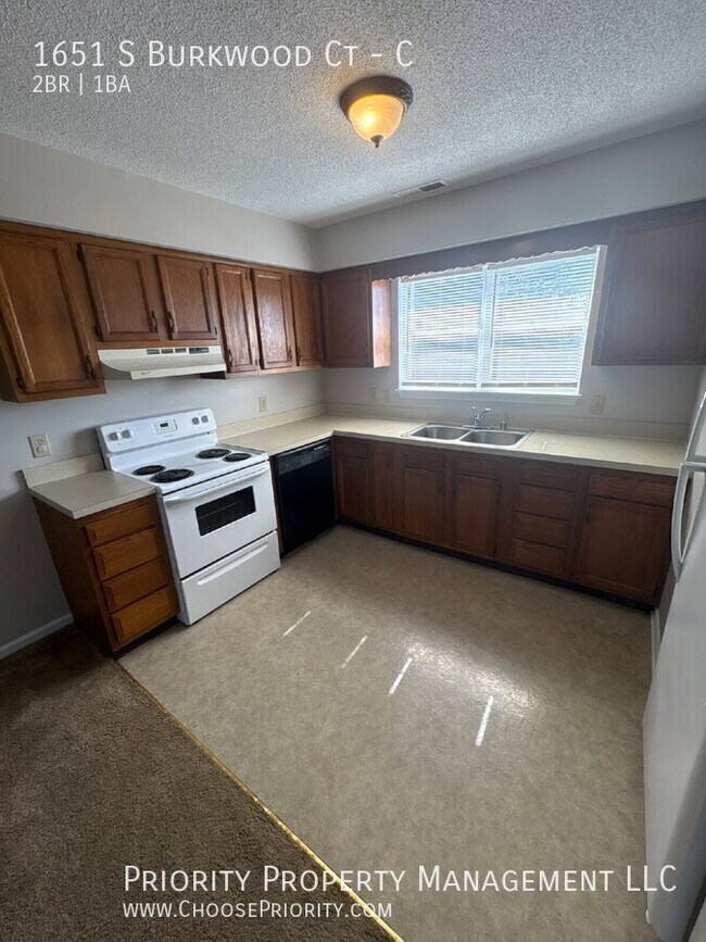 Foto del edificio - 1651 S Burkwood Ct