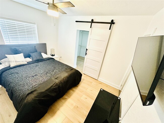 Foto del edificio - 2345 SW 1st St