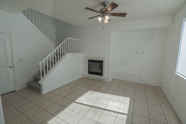 Building Photo - 2 Bedroom Condo for Rent in Canyon Country!