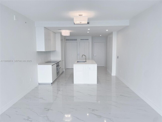 Foto del edificio - 700 NE 24th St