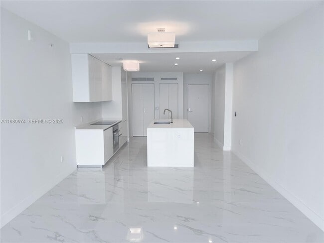 Building Photo - 700 NE 24th St