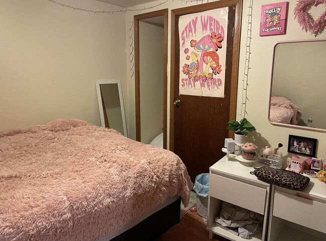 Building Photo - Close to Campus! Available July 1st